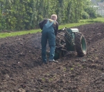 Holder E12 beim Pflügen.JPG